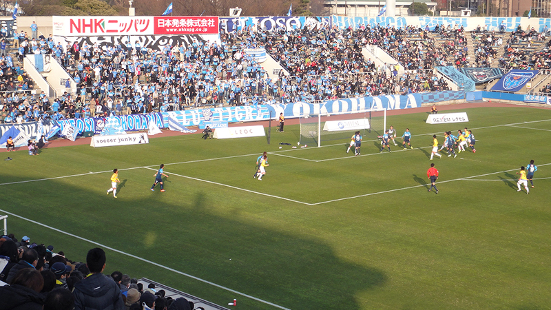 ニッパツ三ツ沢競技場でのサッカー試合の様子