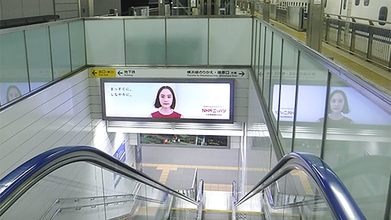 東海道新幹線新横浜駅エスカレーター上部のニッパツ広告