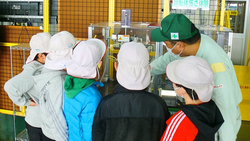宮田工場の見学で安全教育を受ける小学生