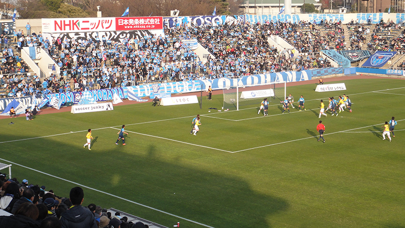 ニッパツ三ツ沢球技場でのサッカー試合の様子