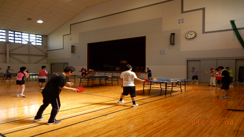 スペシャルオリンピックス日本・神奈川へ貸与した体育館で卓球をしている様子